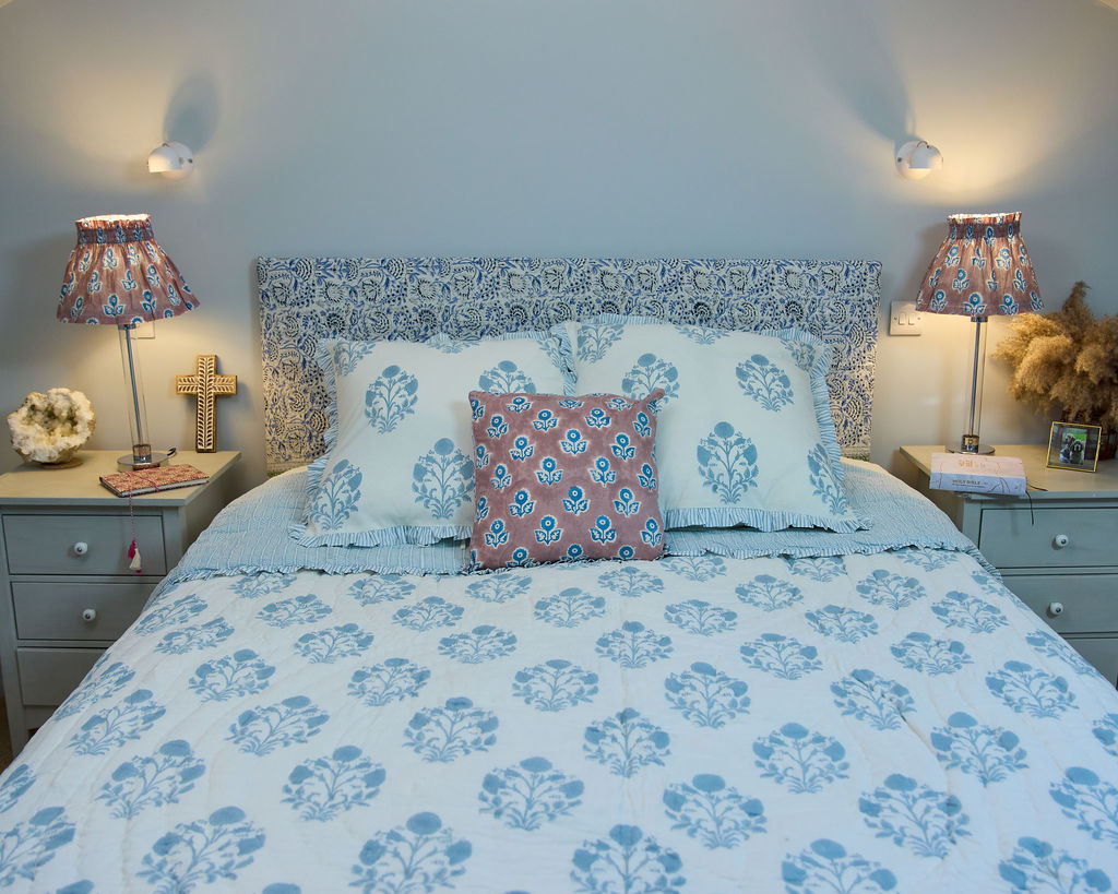 Cottage Light Dolly Cover — Motif Blue Piped Elasticated